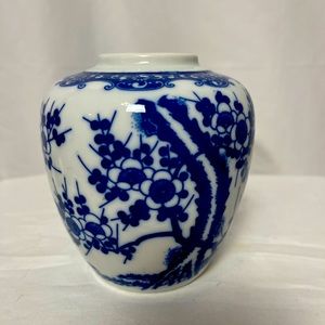 Small ginger jar shaped vase Blue and white